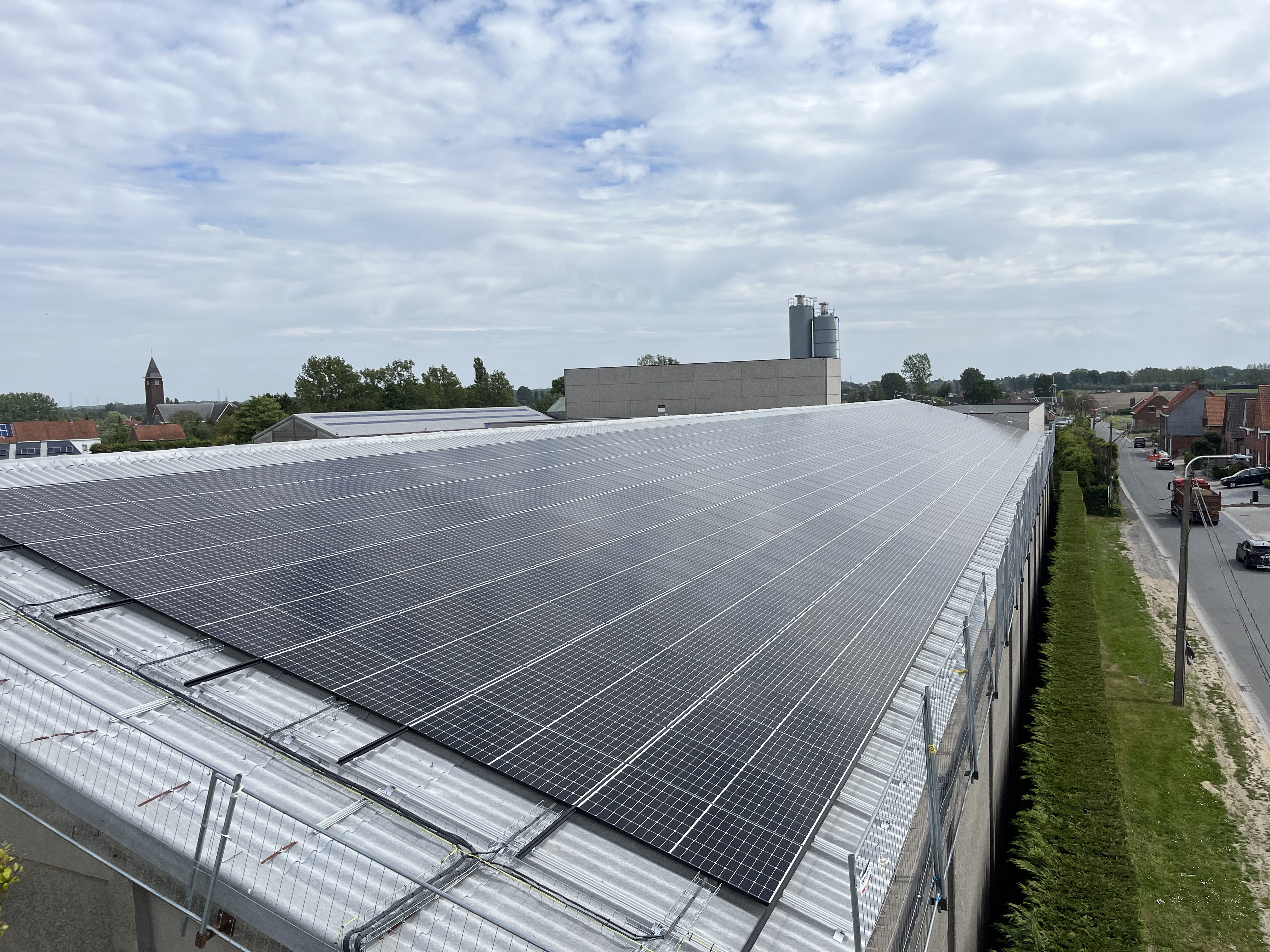 Zonnepanelen op productiehal